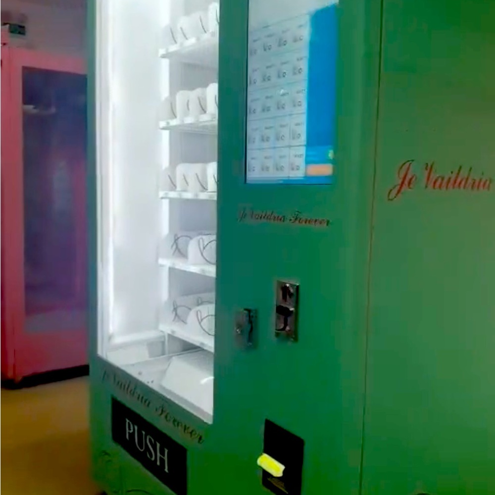 HD touchscreen vending machine